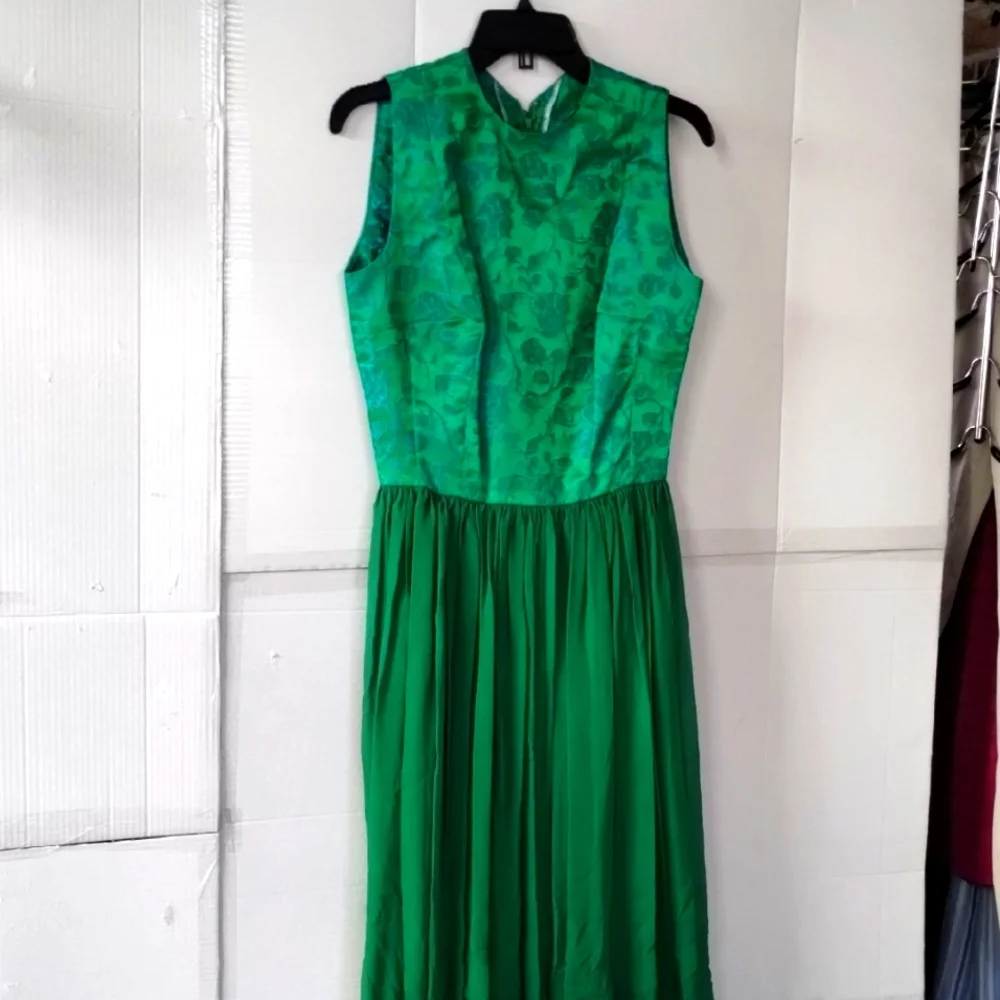 Elegant Floral Embroidered Green Sleeveless Dress Pleated Vibrant Colorful Chic - Picture 1 of 11